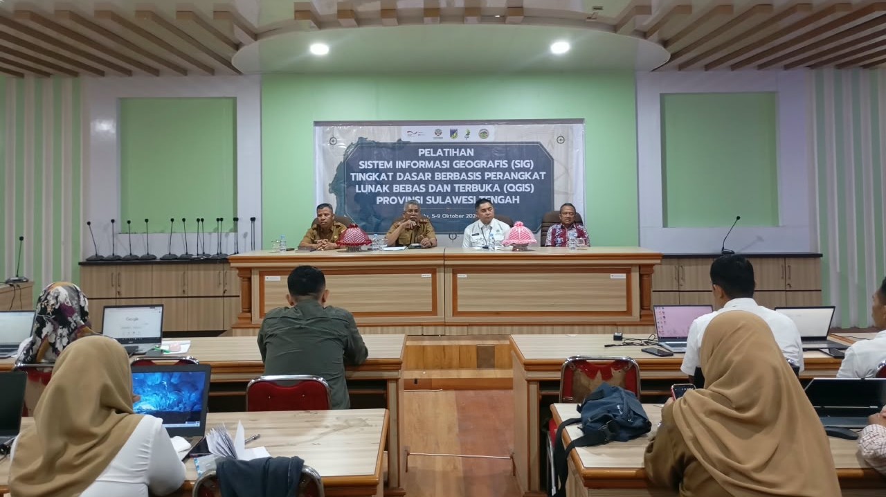 Buka Pelatihan SIG Berbasis QGIS, Dorong Peningkatan Kapasitas Pengelolaan Data Spasial di Sulawesi Tengah